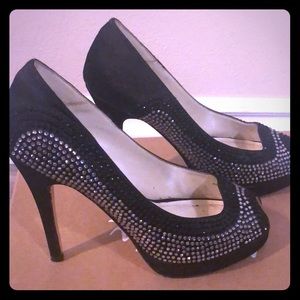 Black and white strass pumps